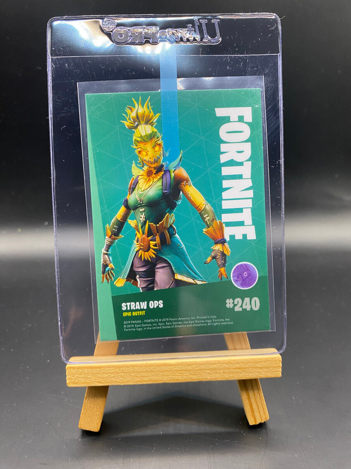 Fortnite Series 1 Nummer 240 Straw Ops (Holo) Sammelkarte